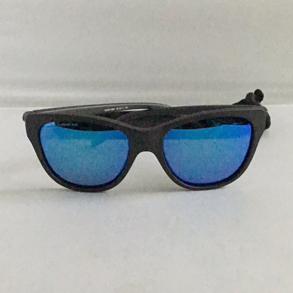 OAKLEY HOLD OUT.